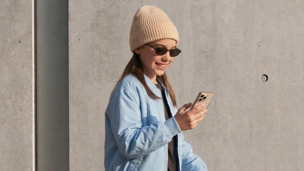 Нагрузка на глаза у детей: что происходит, когда яркое солнце и экран работают вместе